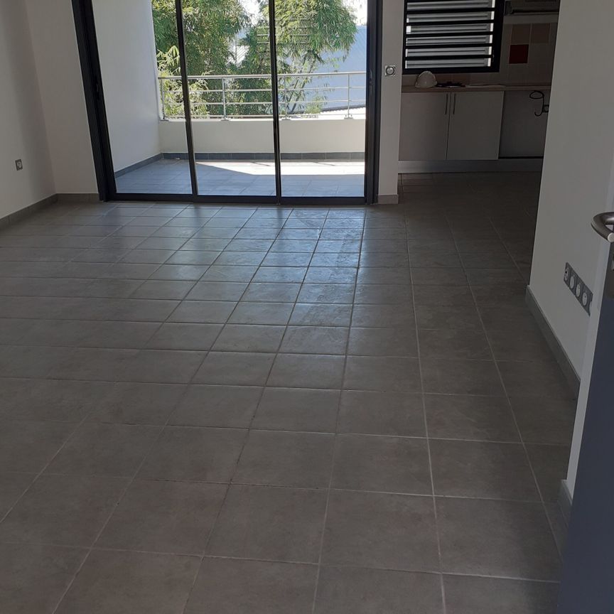 🏠 À LOUER – T3 Intermédiaire récent – Saint Denis proche Cadjee - Photo 1
