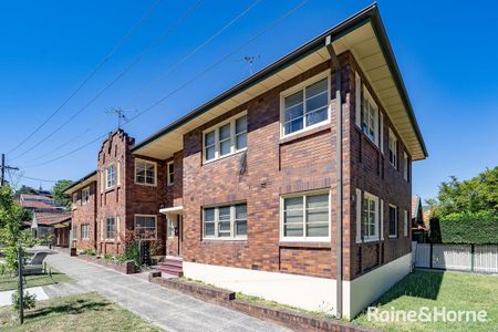 Huge Art Deco Apartment in a Prime Kensington Location - Photo 5