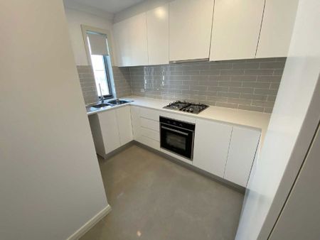 Modern 2-Bedroom Townhouse - Walk to Station, Shops & Schools!! - Photo 2