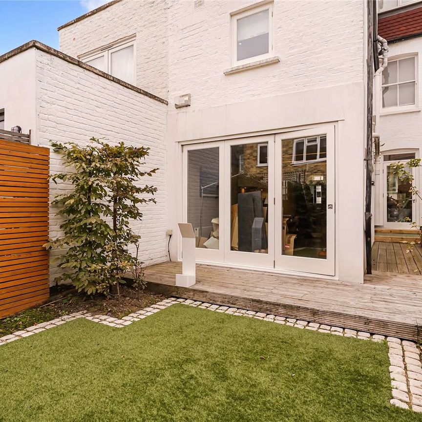 A classy four bedroom family home with excellent entertaining space. - Photo 1