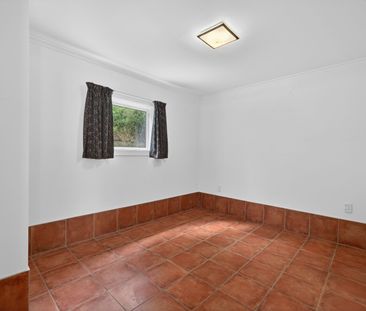 Spacious 5-Bedroom Lyttelton Home with Fabulous Views! - Photo 4