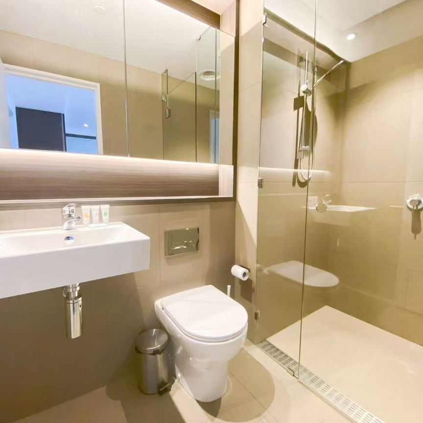 Elegant One-Bedroom Waterfront Apartment for Rent - Experience Luxury Living! - Photo 1