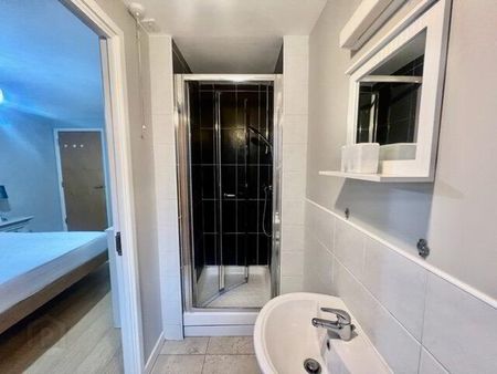 Apartment 6 17 Queens Square, Belfast, BT1 3FF - Photo 3