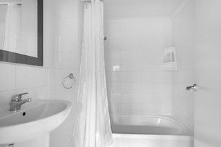 Tidy 1 bedroom apartment in secure complex - Photo 4