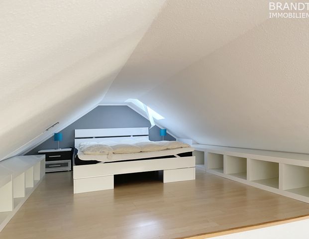 Moderne, hochwertige Dachgeschosswohnung über 2 Ebenen mit Balkon, Kaminofen und PKW-Stellplatz. - Photo 1