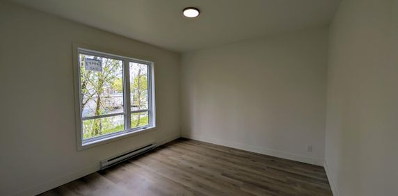 Immeuble - 14 Rue Allen Est, Waterloo 5 Et Demi Neuf - Waterloo - Photo 2