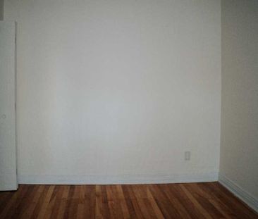 Charmant 4½ sur 2 étages à Pointe-aux-Trembles – Cour, Stationnemen... - Photo 2