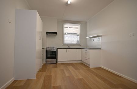 Neat & Freshly Painted 3 bedroom home - Photo 5