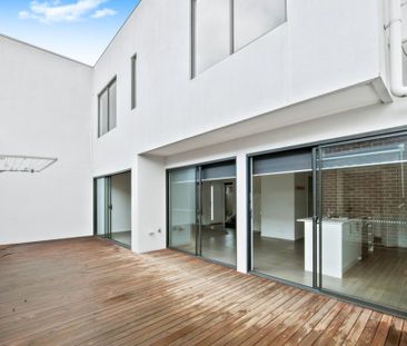 Modern Double-Level Townhouse Opposite Victoria Park, Minutes from ... - Photo 5