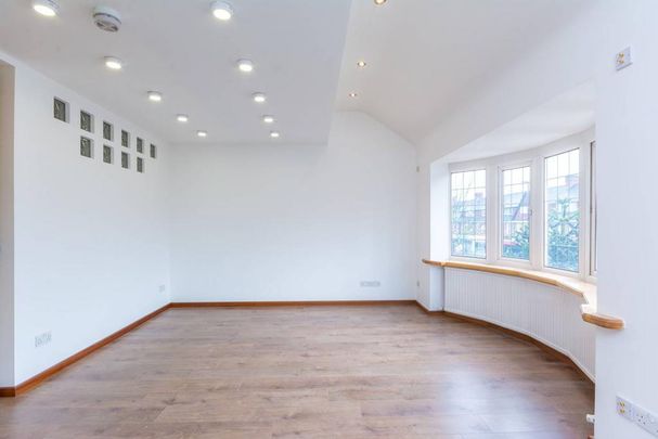 3 bedroom flat to rent - Photo 1