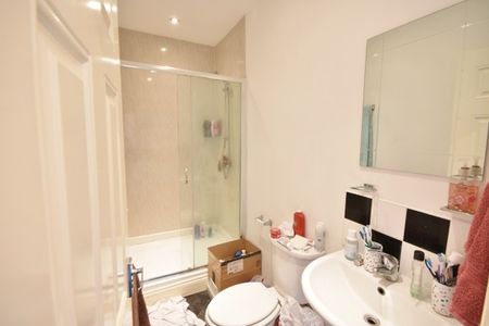 3 Bed - Biddlestone Road, Heaton - Photo 5