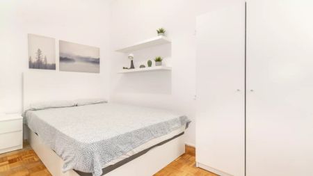 Room in a shared 19-bedroom apartment for rent in l'Antiga Esquerra de l'Eixample. - Photo 3