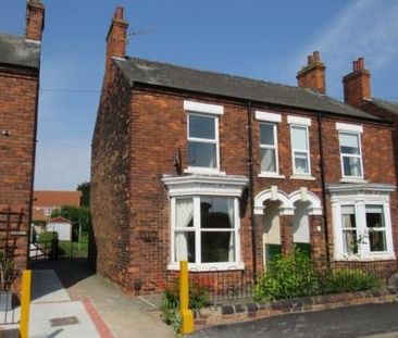 3 bedroom Semi-detached house To Let - Photo 3