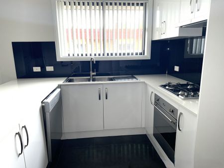 NORTH TAMWORTH - MODERN VILLA - Photo 2