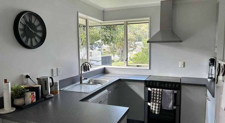 Sunny 3-Bedroom Home with Grampians Views - Photo 2