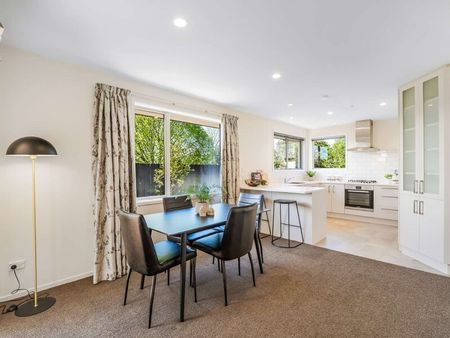 Lovely Three Bedroom Family Home! - Photo 4