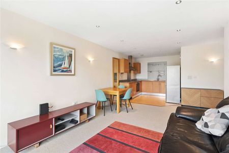 Premium Two-Bedroom Waterside Apartment with Large Balcony & Parking - Photo 4