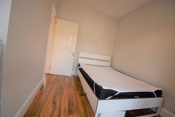 4 Bed Terraced House, Mortlake Road, IG1 - Photo 1