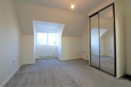 4 bedroom semi-detached house to rent - Photo 2