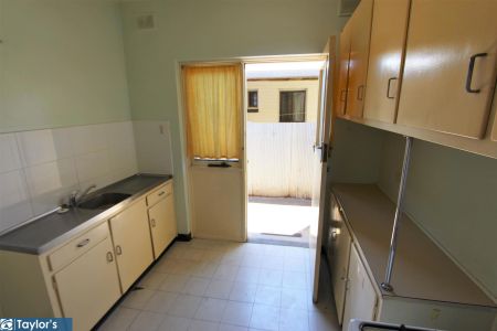 WELL PRESENTED UNIT IN EXCELLENT LOCATION - Photo 5