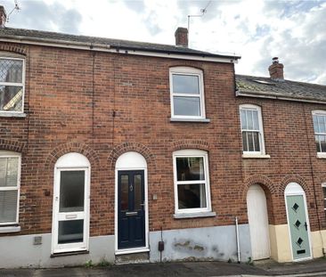 Charming 2 bedroom mid-terrace house with newly fitted kitchen and ... - Photo 2