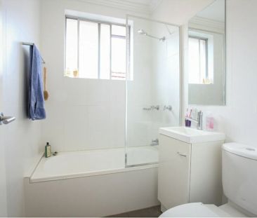 Sun-filled and north facing top floor apartment - Photo 2