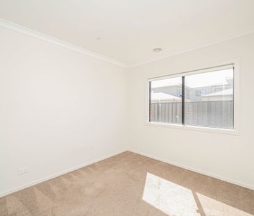 For Lease - Spacious Family Home in Clyde North - available now - Photo 2