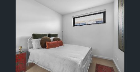 Sun-Soaked Style in a Boutique Bayside Setting - Photo 4