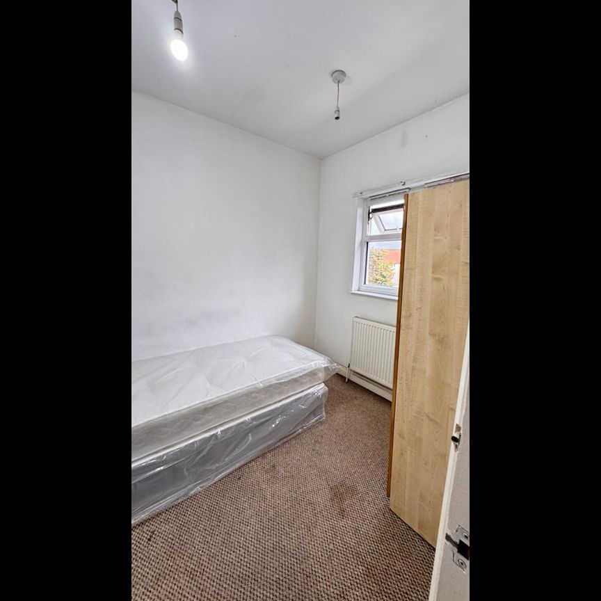 Room in a Shared House, Margery Terrace, E7 - Photo 1