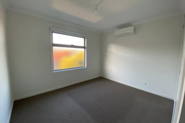 “MODERN 2 BEDROOM TOWNHOUSE IN PRIME LOCATION” - Photo 1