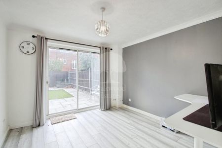 4 bedroom end of terrace house to rent - Photo 3