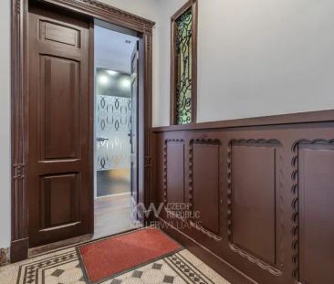 Pronájem elegantního bytu 2+kk s balkonem a krásným výhledem ve Vrš... - Photo 2