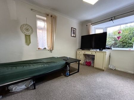 Downview Road, Worthing, BN11 2 bedroom apartment to rent - Photo 2