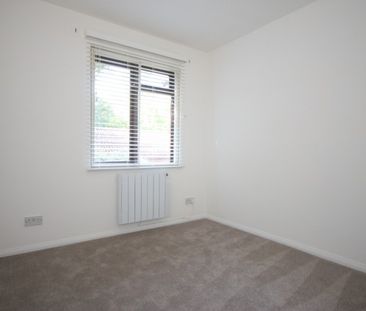 Tintagel Way, Woking - Photo 3