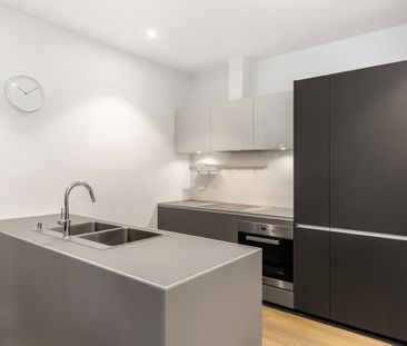 LUXURY RESIDENCE ON ALBERT PARK LAKE - INCLUDES WHITEGOODS! - Photo 4