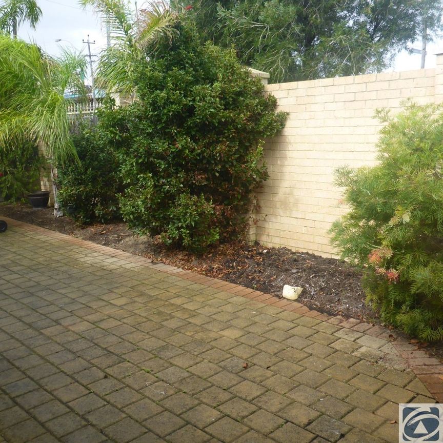 Delightful Villa - Superb Location! - Photo 1