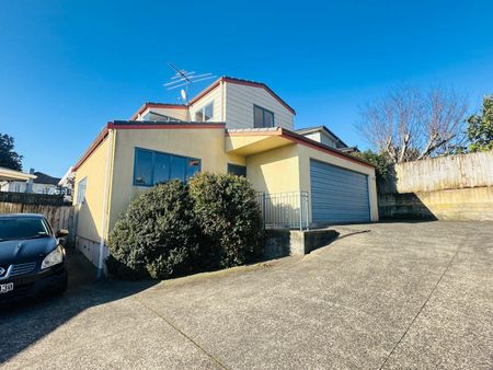 Newly Renovated Family Home in Prime Pakuranga Location” - Photo 5