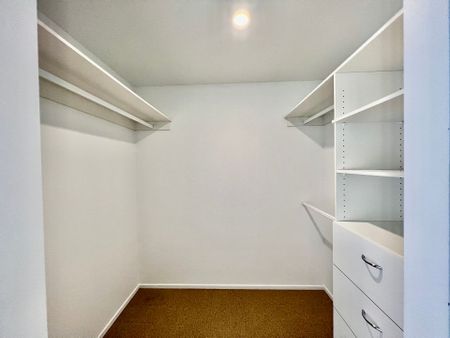 Luxurious 3 bedrooms Living in Camperdown's Heart - Photo 2