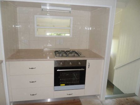 3 Bedroom Charming Timber Home - Photo 4