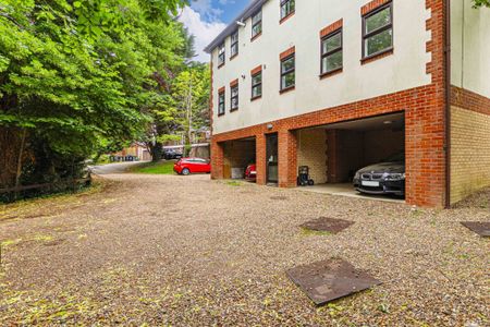 2 bed Flat for rent - Photo 5