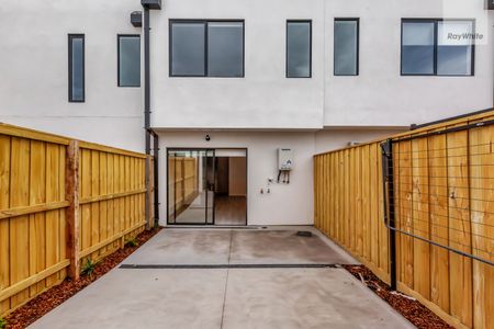 127 Lakeridge Drive, Wollert VIC 3750 - Townhouse For Rent | Domain - Photo 3