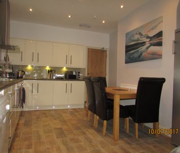 🏥 10 Min Walk to Salford Royal | 5-Bed Houseshare - Photo 6