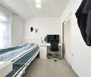 Moorfield, Harlow, CM18 - Photo 3