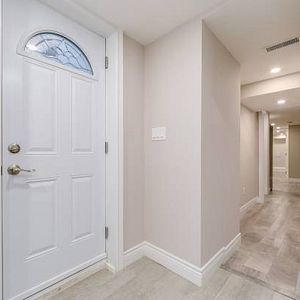 Bright and cozy basement apartment at Dupont & Christie - Photo 2