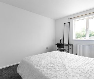 4 bedroom semi-detached house to rent - Photo 5