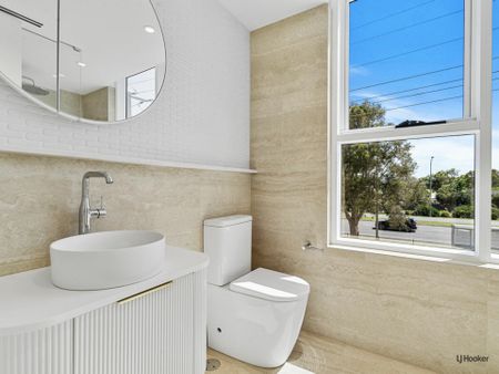 LUXURY TWO BEDROOM PLUS STUDY BEACHFRONT APARTMENT - Photo 5