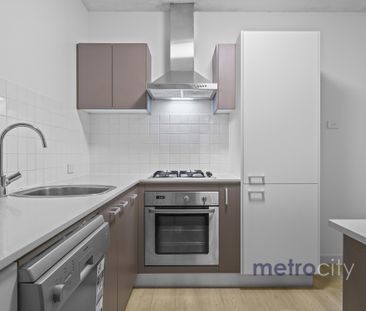 Ground Floor Apartment with Private Courtyard - Photo 6