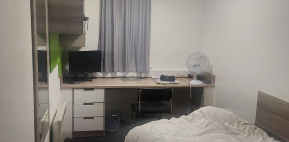 Room in a Shared Flat, Lower Chatham Street, M1 - Photo 2