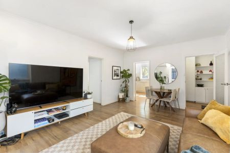 Spacious, Stylish & Superbly Located Ground-Floor Apartment - FURNISHED - Photo 5