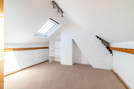Available unfurnished now - Photo 3